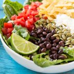 Esta receta de ensalada César mexicana presenta lechuga romana crujiente mezclada con un aderezo cremoso de cilantro, luego cubierta con una variedad de ingredientes divertidos.  ¡Es una ensalada César de una manera completamente nueva que podría ser incluso mejor que la original!