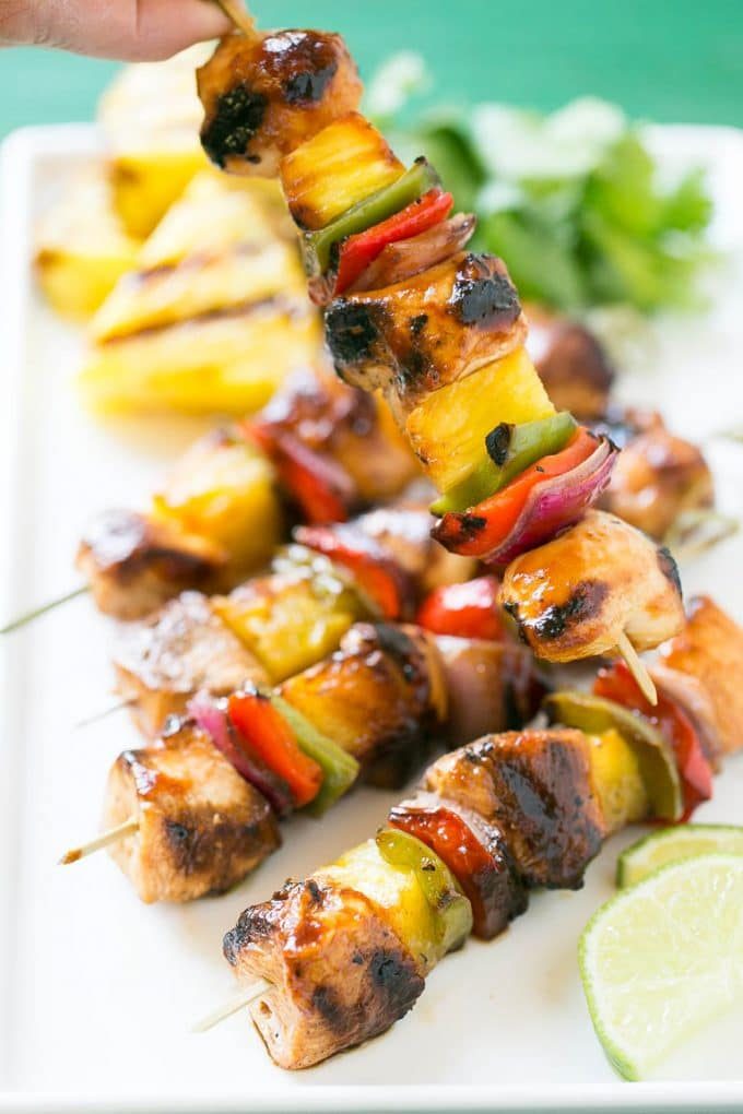 Pollo hawaiano en brocheta de piña y pimiento.