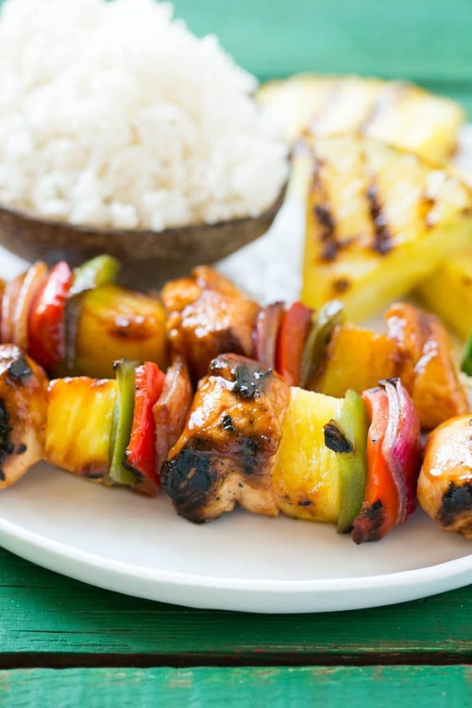 Brochetas de pollo hawaiano servidas con arroz de coco.