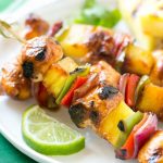 Esta receta de brocheta de pollo hawaiana presenta jugosas pechugas de pollo, piña y verduras en una salsa dulce y picante, ensartadas en brochetas y asadas a la perfección.  ¡Sirve con arroz de coco para saborear los trópicos en casa!