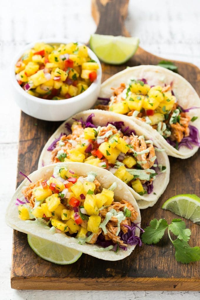 Tacos de pollo desmenuzado con guarnición de salsa de piña.
