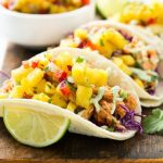 Esta receta de taco de pollo desmenuzado con salsa de piña es un sabroso pollo desmenuzado combinado con salsa dulce y picante y una salsa cremosa de cilantro, todo relleno en tortillas de maíz calientes.