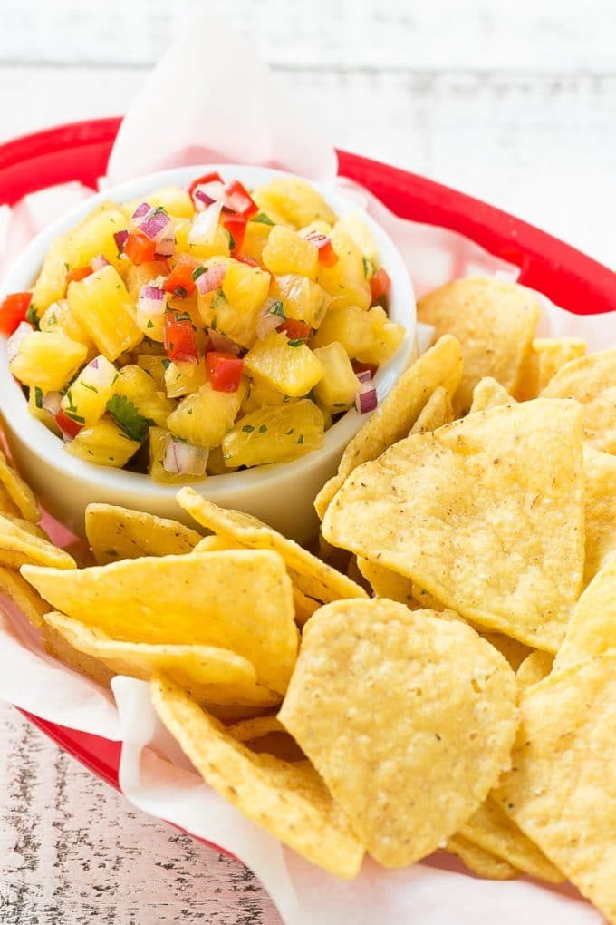Salsa de piña servida con totopos.