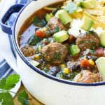 Esta receta de sopa de albóndigas mexicana está llena de albóndigas de res sazonadas, frijoles negros y muchas verduras en un caldo sabroso y picante.  ¡Agregue sus ingredientes favoritos y tendrá una comida completa en un tazón!