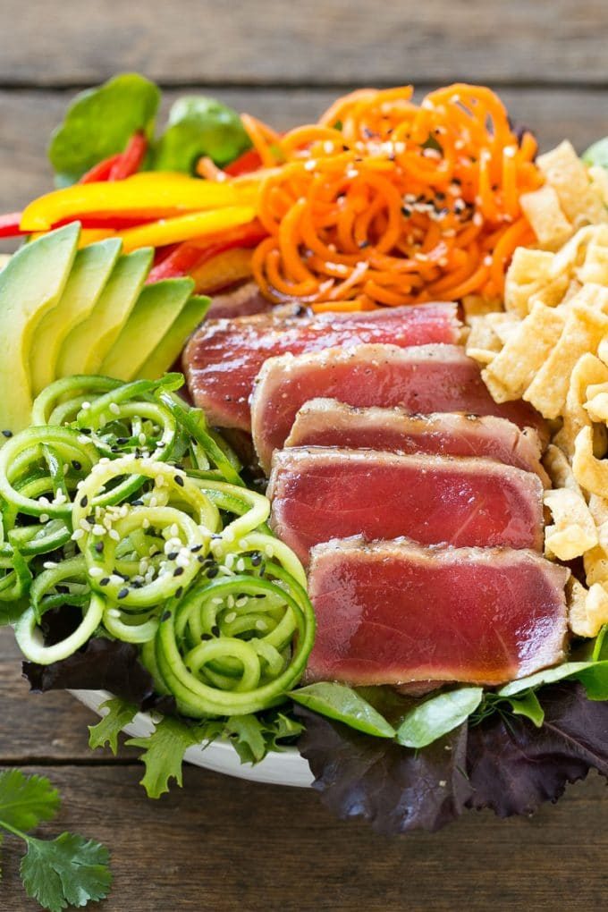 Ensalada de atún con pepinos, zanahorias y tiras de wonton en vinagreta de sésamo.