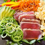 Esta receta de ensalada de atún ahi es ahi a la sartén sobre una cama de verduras mixtas con pepinos y zanahorias, pimientos, aguacate y wonton, todo cubierto con una vinagreta de sésamo y jengibre.  #BBSuperFresh #Seafoodies