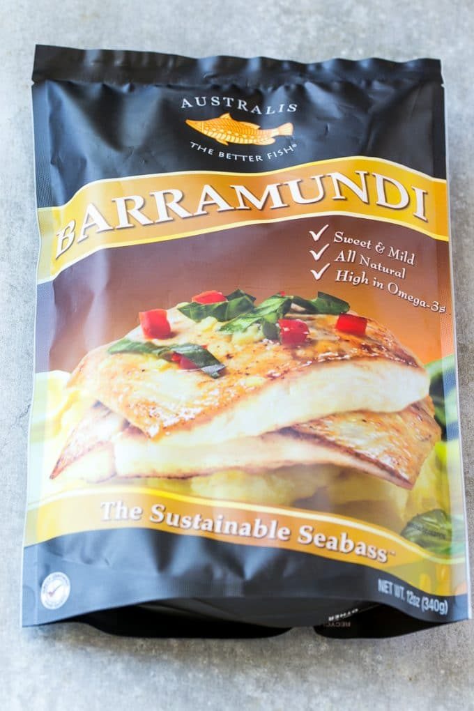 Una bolsa de pescado congelado Australis Barramundi.
