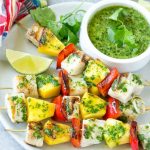 Esta receta de brocheta de pescado con mojo incluye brochetas de pescado dulce, piña y pimiento, todo aromatizado con una salsa viva y picante y asado a la perfección.  ¡Un aperitivo inesperado pero delicioso!  TheBetterFish AD