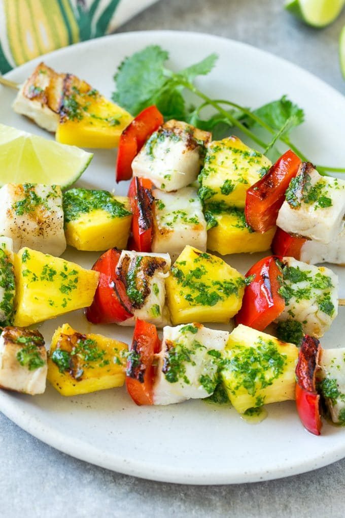 Pescado a la plancha, pimientos y piña en brochetas.