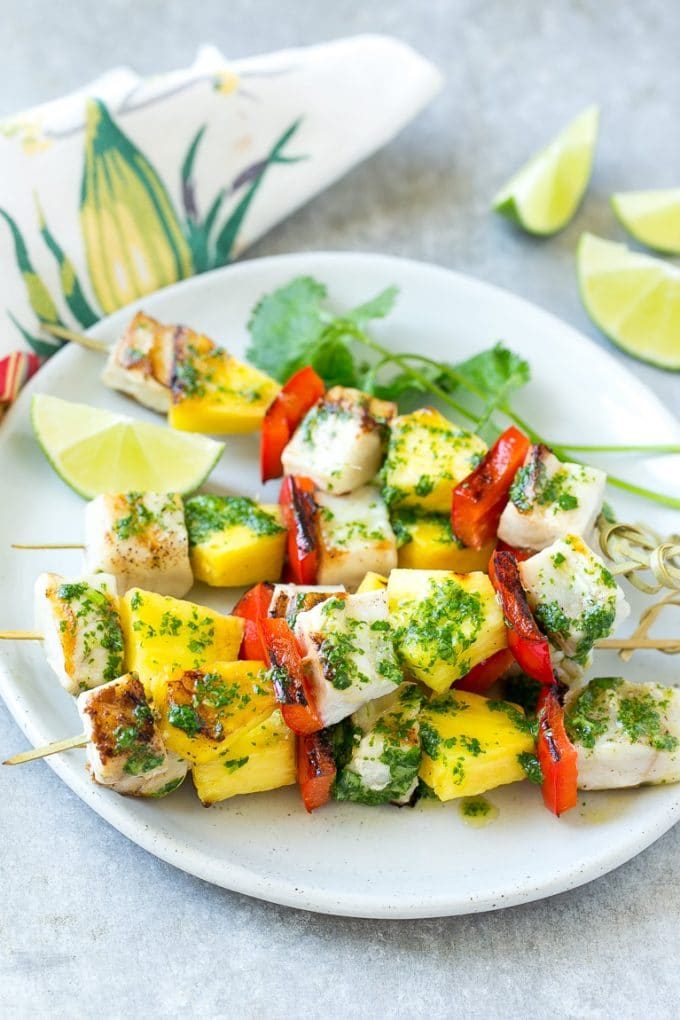 Brochetas de pescado con salsa de mojo verde.