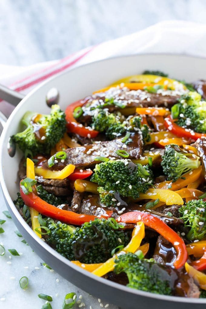 Teriyaki de ternera bañada en salsa de la casa con rodajas de brócoli y pimientos.