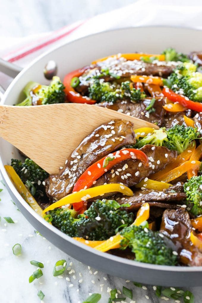 Salteado de ternera teriyaki con pimientos y brócoli en una sartén.