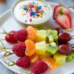 Esta receta de brocheta de frutas es un arcoíris de frutas servido en brochetas con salsa de yogur.  Esta receta de brocheta de frutas es un arcoíris de frutas servido en brochetas con salsa de yogur.