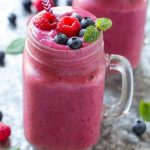 ¡Esta receta de batido de bayas es una combinación refrescante y saludable de fruta y yogur que está aprobada por los niños y es muy fácil de hacer!