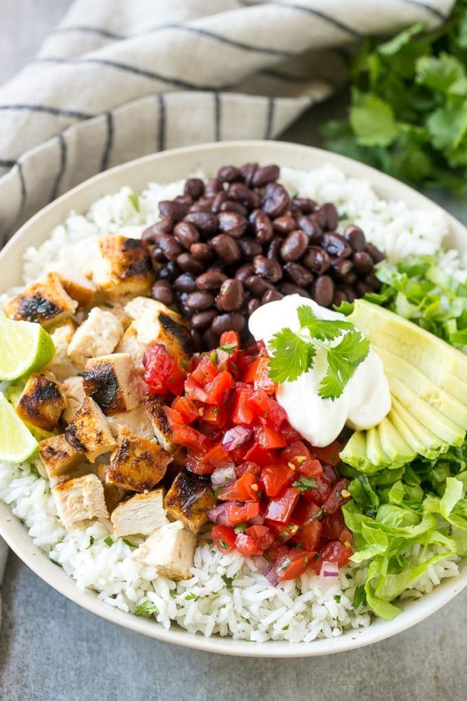 Tazones de burrito con arroz, pollo, salsa, frijoles y aguacate.