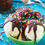 ¡Esta receta casera de concha mágica es una simple cobertura de helado que es mucho mejor que la que se compra en la tienda!