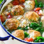 Esta abundante receta de sopa de espelta está rellena de albóndigas de pavo, frijoles blancos y col rizada.  ¡Es la opción perfecta para una cena fácil y nutritiva!
