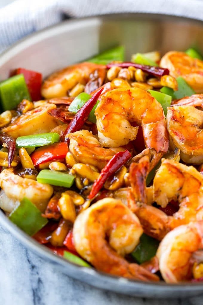 Camarones en salsa salada y picante en una cacerola de metal.