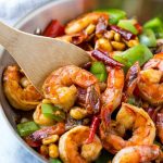 Esta receta de camarones Kung Pao está hecha con vegetales, maní y muchos camarones, cocinados en una salsa picante y sabrosa.  ¡Prepara tu comida para llevar en solo 20 minutos!