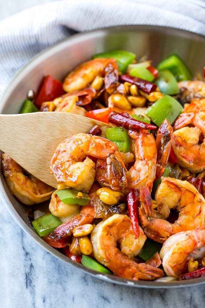 Una sartén de camarones picantes con maní y verduras.