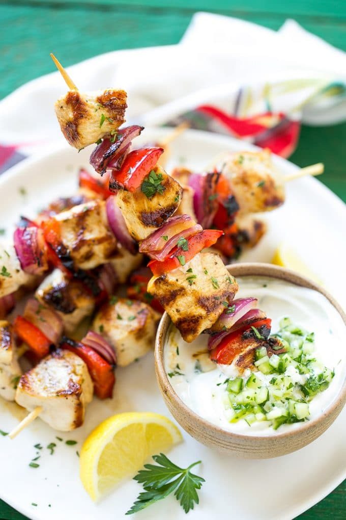 Una brocheta de pollo bañada en salsa de yogur de pepino.