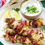 Esta receta de brocheta de pollo al estilo griego está hecha con pollo marinado con ajo y hierbas y vegetales coloridos, ensartado y asado a la perfección.  ¡Sirve estas brochetas con un cremoso yogur y salsa de pepino para una cena fácil y deliciosa!