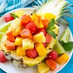 Esta receta de ensalada de frutas mexicana es una mezcla de frutas tropicales cubierta con un aderezo de chile y lima, ¡una delicia dulce y salada que todos querrán por unos segundos!
