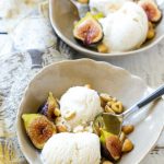 Esta receta de higos asados con especias con avellanas y helado de vainilla es una delicia fresca y refrescante que presenta higos frescos.  ¡Es un postre fácil que encantará a toda la familia!  # Breyers150 #ad