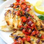 Esta receta de pollo griego al limón es pollo marinado que ha sido asado a la perfección y cubierto con una deliciosa salsa de tomate y aceitunas.  ¡El plato perfecto para recibir invitados!  #MyNewSaturday #GoogleExpress #ad
