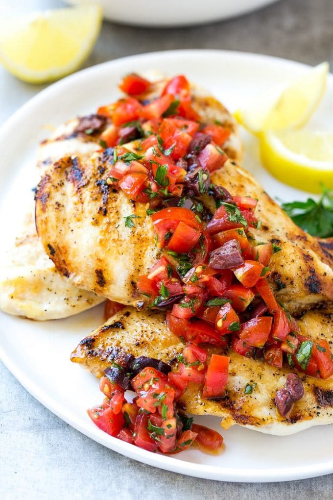 Receta griega de pollo al limón |  Pollo griego |  Pollo a la plancha |  Pollo con limón #Pollo #Griego # grill # lemon # dinner #dinneratthezoo Pechugas de pollo al limón griego cubiertas con salsa de tomate y aceitunas.