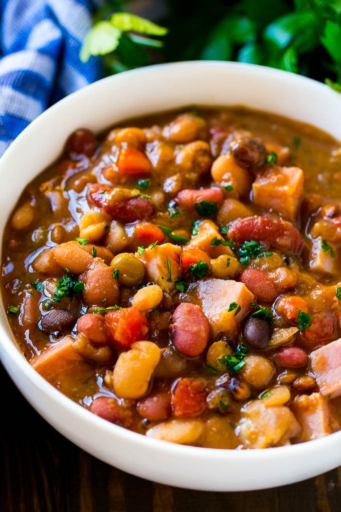 Un plato de sopa de huesos de jamón con frijoles y verduras.