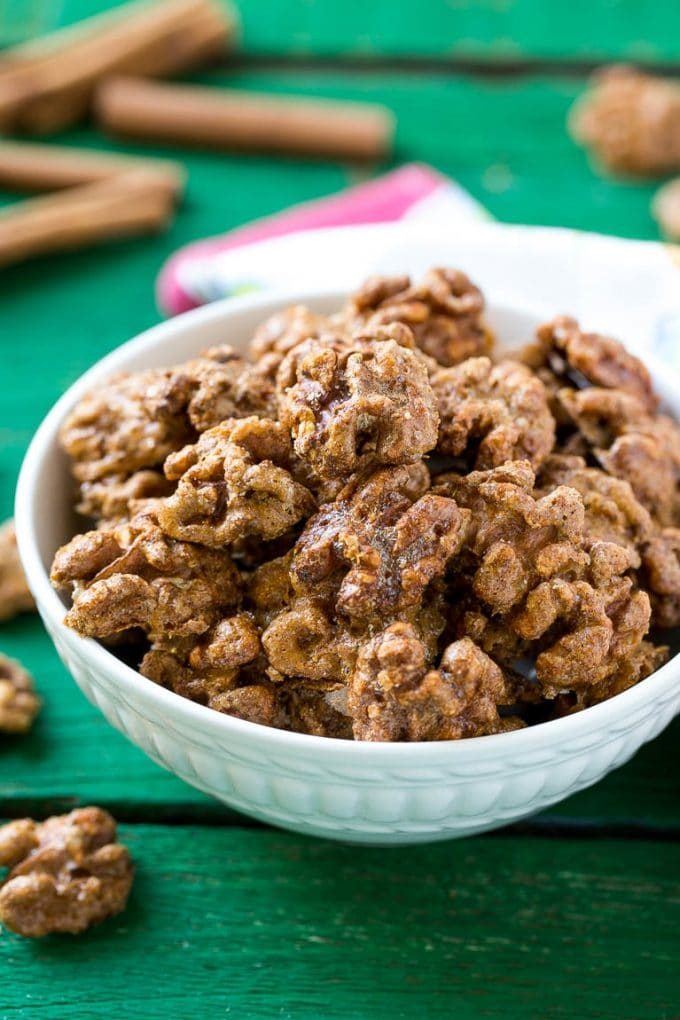 Receta de nueces confitadas |  Nueces confitadas |  Nueces congeladas |  Canela y nueces endulzadas # nueces # postre # merienda #dinneratthezoo Un cuenco blanco lleno de nueces confitadas.