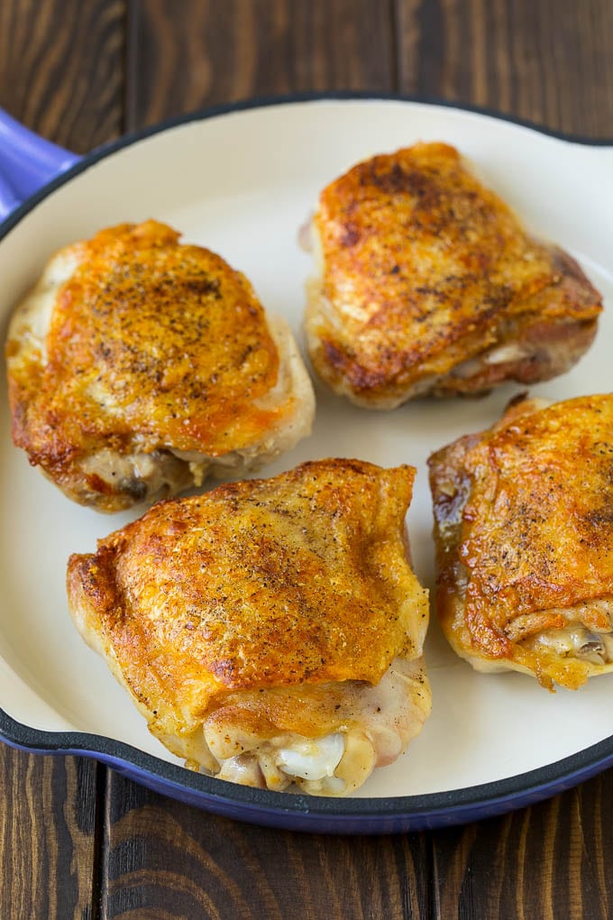 Receta de pollo a la brasa con zanahorias y patatas | Comida en un frasco | Pollo a la patata #chickenthigh #chickenthighs #onepot #patate # zanahorias #dinner #dinneratthezoo Muslos de pollo salteados en una sartén.