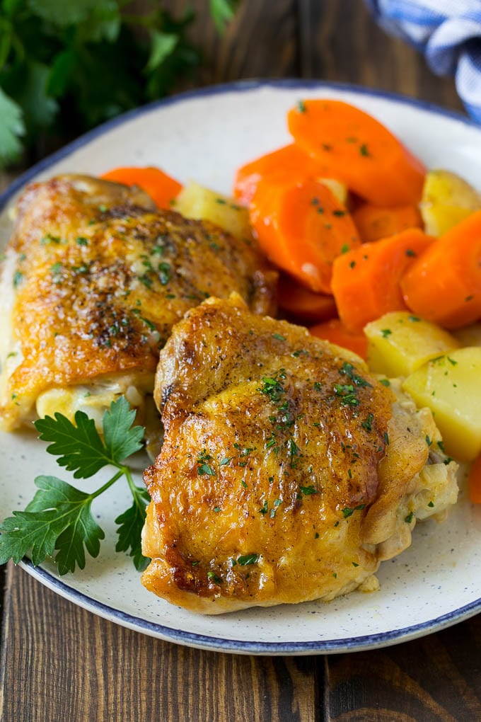 Receta de pollo a la brasa con zanahorias y patatas | Comida en un frasco | Pollo a la patata #chickenthigh #chickenthighs #onepot #patate # zanahorias #dinner #dinneratthezoo Un plato con pollo a la brasa, zanahorias, patatas y perejil.