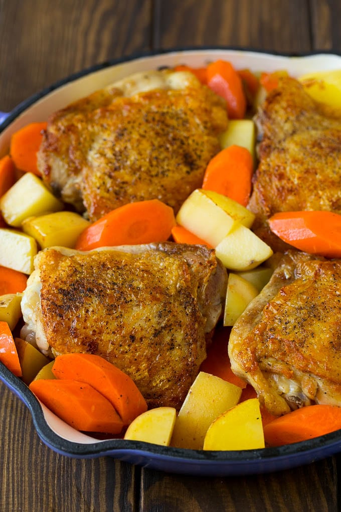 Receta de pollo a la brasa con zanahorias y patatas | Comida en un frasco | Pollo a la patata #chickenthigh #chickenthighs #onepot #patate # zanahorias #dinner #dinneratthezoo Muslos de pollo, zanahorias y patatas en una sartén azul.