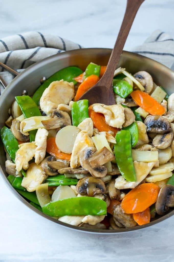 Moo goo gai pan con pollo y verduras en una sartén.