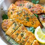 ¡Esta receta de pollo con limón y pimienta con salsa de mantequilla es una receta simple que está lista en solo 20 minutos!  La cena perfecta para una noche entre semana.