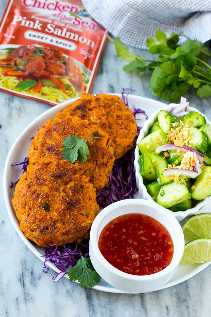 Un plato de pasteles de pescado a base de sobres de salmón.