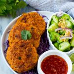 Esta receta tailandesa de bolas de pescado es un salmón dulce y picante que se forma en albóndigas y se cocina hasta que tenga un color marrón dorado.  ¡Sirve las bolas de pescado con una ensalada de pepino fresco y salsa de chile dulce para un delicioso aperitivo o plato principal!