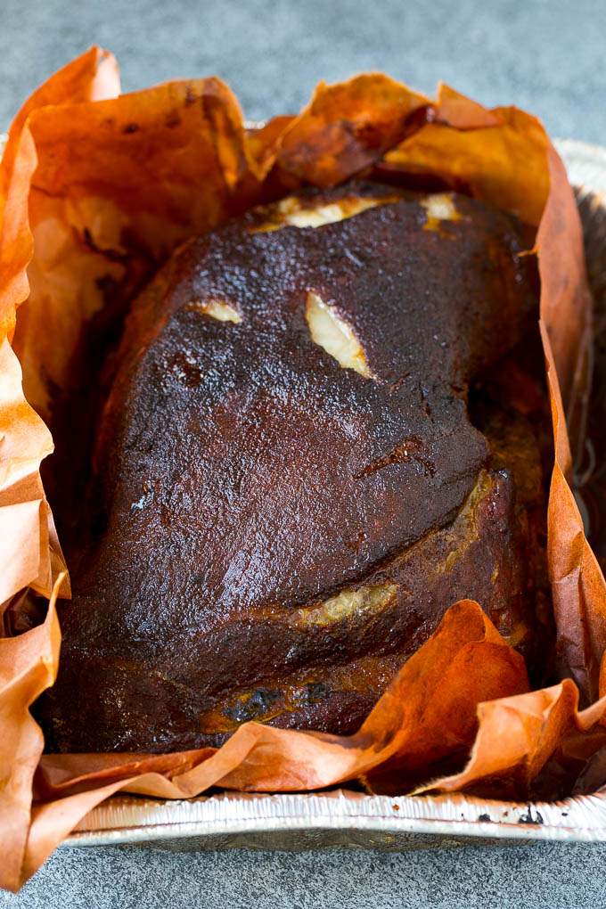 Receta de cerdo ahumado | Paletilla de cerdo ahumada #fumador # cerdo #pulledpork #diner #dinneratthezoo Butt de cerdo ahumado en papel de estraza.