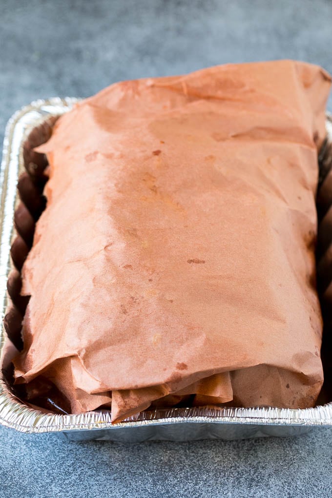 Receta de cerdo ahumado | Paletilla de cerdo ahumada #fumador # cerdo #pulledpork #diner #dinneratthezoo Una paleta de cerdo envuelta lista para entrar en el ahumador.