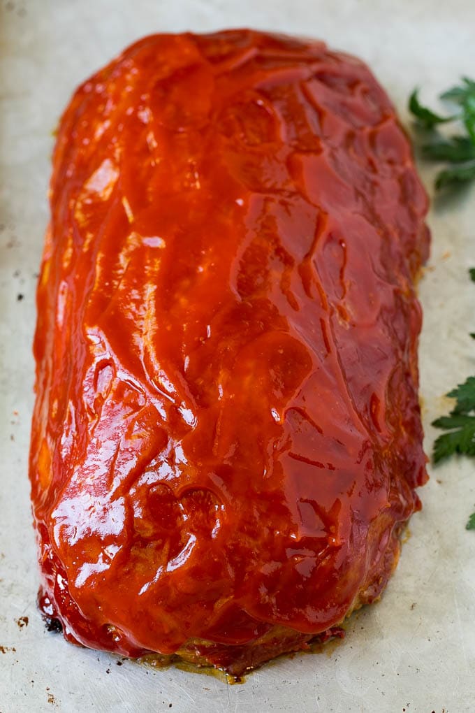 Pastel de carne al horno cubierto con salsa de tomate.