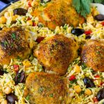 Una sartén de pollo al estilo mediterráneo con cebada, garbanzos y verduras.