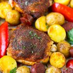 Muslos de pollo a la española con chorizo ​​y patatas.