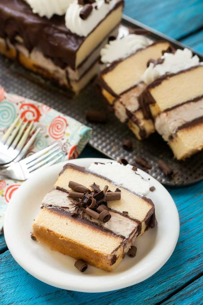 Este pastel de helado de tiramisú pone capas de helado de café, pasteles sin batir y chocolate para una delicia decadente que es perfecta para el entretenimiento.  Anuncio de #FoundMyDelight