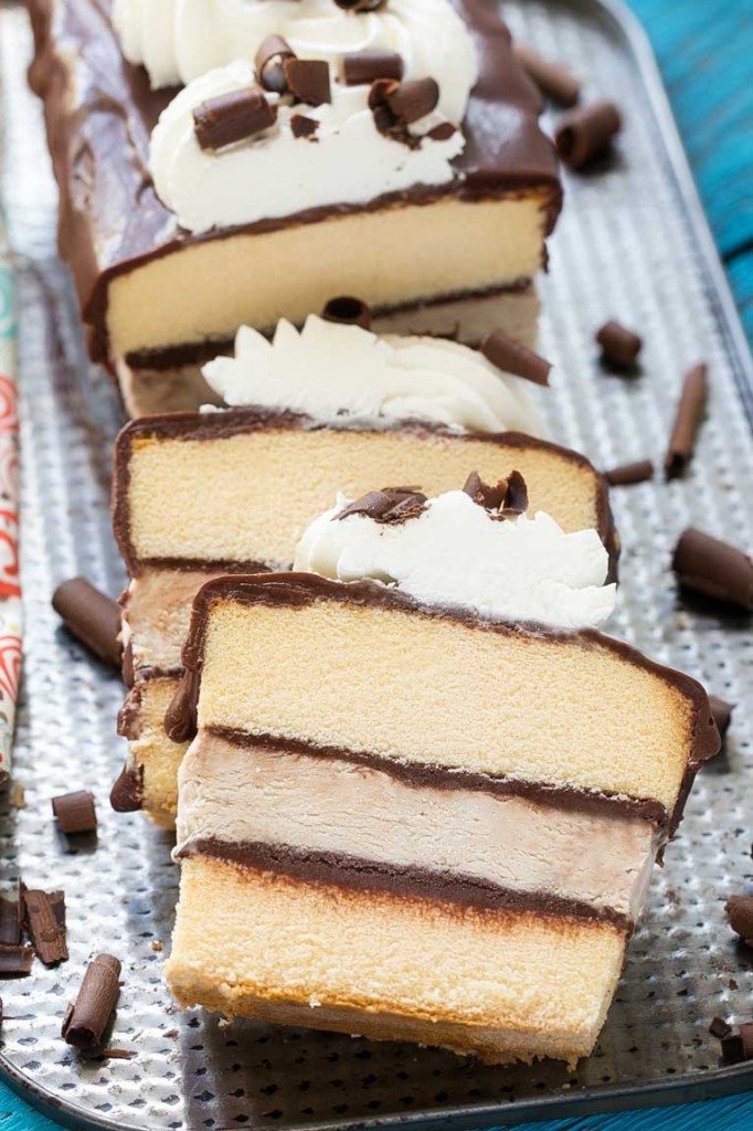 Este pastel de helado de tiramisú pone capas de helado de café, pasteles sin batir y chocolate para una delicia decadente que es perfecta para el entretenimiento.  Anuncio de #FoundMyDelight