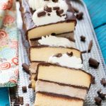 Este pastel de helado de tiramisú pone capas de helado de café, pasteles sin batir y chocolate para una delicia decadente que es perfecta para el entretenimiento.  Anuncio de #FoundMyDelight