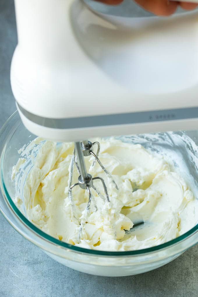 Una batidora para batir queso crema para salsa de frutas.