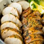 Filete de cerdo adobado con lonchas de cerdo cocidas en una sartén.