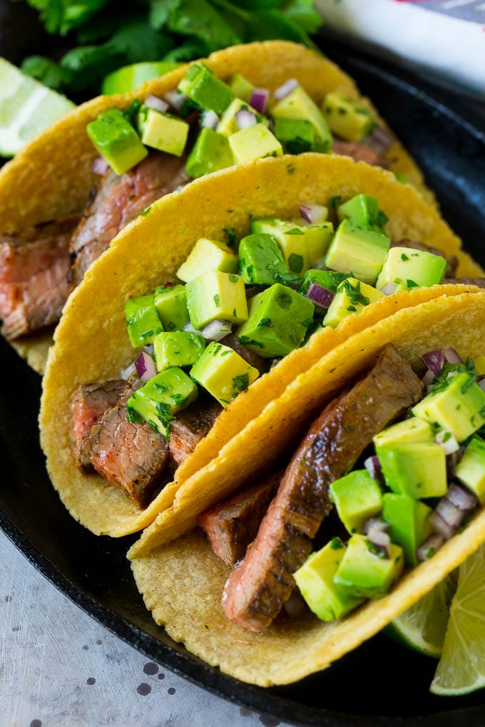 Un plato de tacos de carne a la parrilla en tortillas de maíz.
